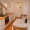 Apartament Przystań - widok na kuchnię od strony okna