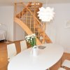 Apartament Przystań, w części jadalnej stoi duży, owalny stół 