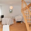 Apartament Przystań, salon, widok z części jadalnej na część wypoczynkową