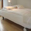 Apartament Ustka, Apartament Pod Sosnami - Wygodne, szerokie, dwuosobowe łóżko w ciekawej formie. Koła można zablokować więc łóżko jest stabilne