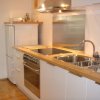Apartament w Ustce, Apartament Przystań - duża lodówka i pralka pozwalają na dłuższy wypoczynek z dziećmi