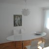 Apartamenty Ustka, Apartament Przystań - wygodny stół na biesiady dla co najmniej sześciu osób